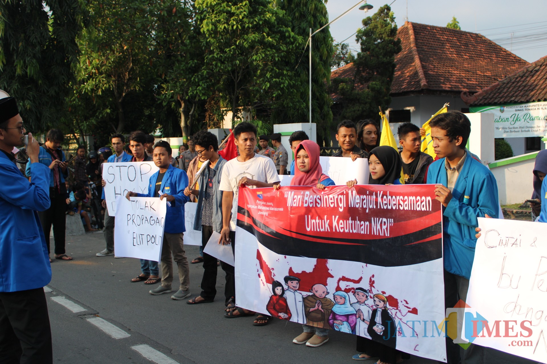 Sejumlah aktivis PMII Jombang saat menggelar aksi di simpang empat Kebonrojo. (Foto : Adi Rosul / JombangTIMES)