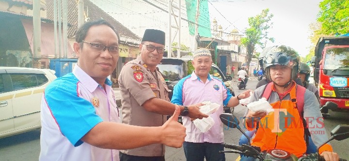 Suasana bagi bagi takjil MPN Korwil Banyuwangi bersama Polsek Rogojampi, Sabtu (25/5/19).