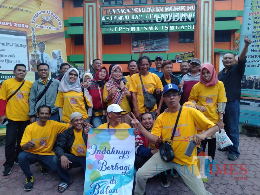 Foto bersama alumni SMA Shalahuddin tahun 1991 di depan sekolahnya. (Hendra Saputra)