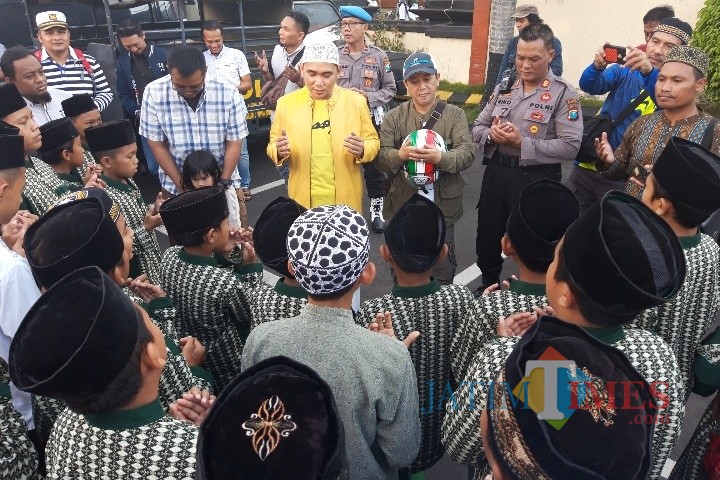 Gus Reza ketika memimpin doa sebelum rombongan diberangkatkan dari Mapolresta Kediri. Foto (B. Setioko/JatimTIMES)
