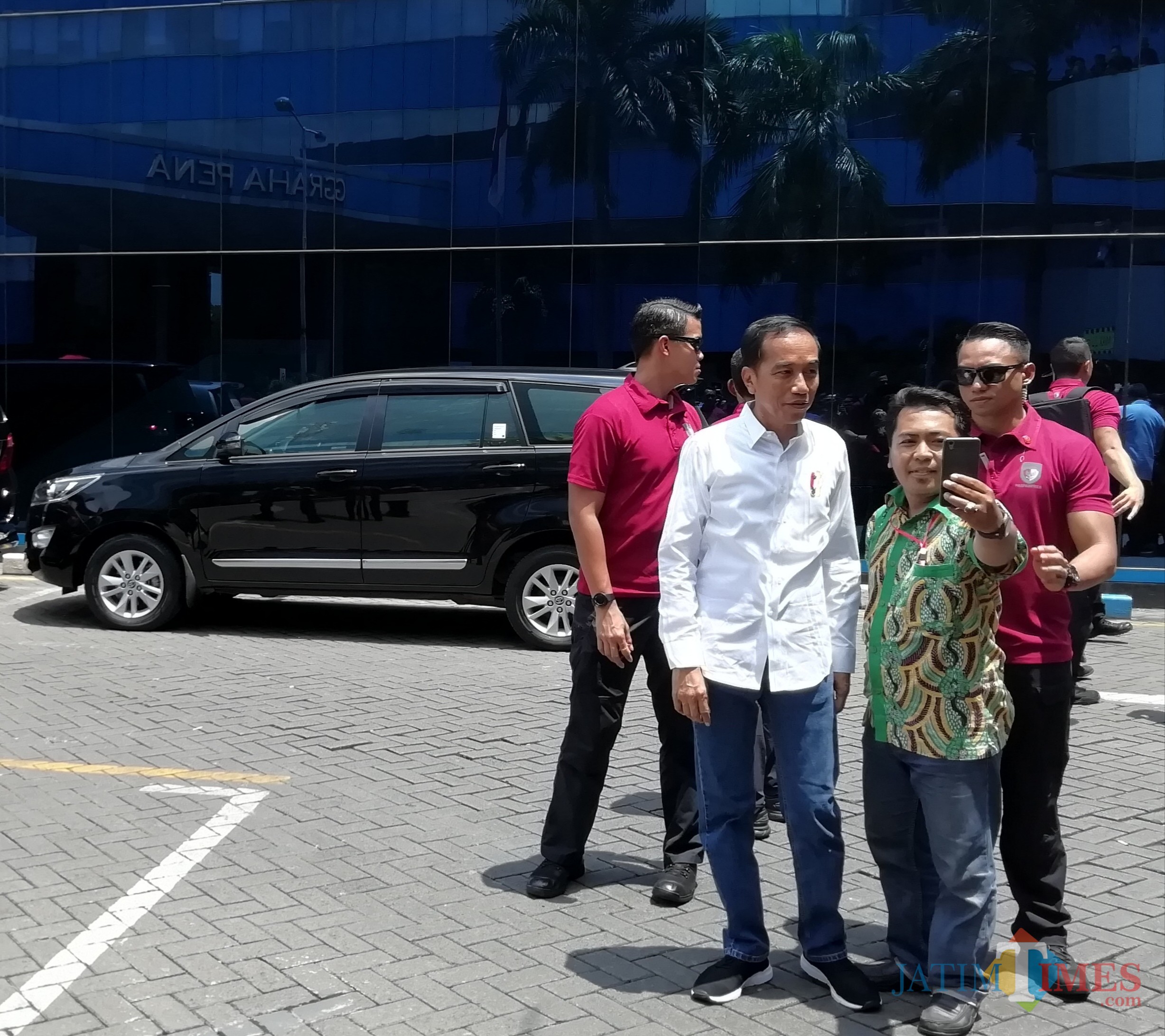 Jokowi asyik melayani masyarakat berfoto bersama dalam setiap acara di Jatim (Nana)