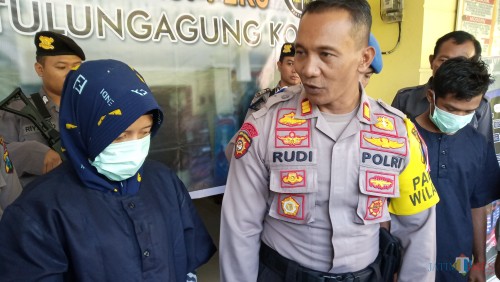 NL saat ditanya oleh kapolsek Kota Tulungagung pada pers release beberapa waktu lalu. (foto : Joko Pramono/Jatim times)