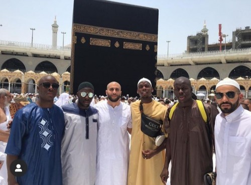 Paul Pogba (tiga dari kanan) saat berfoto bersama rekan dan sahabat ketika menjalankan ibadah umroh dengan latar belakang Ka'bah (@paulpogba).