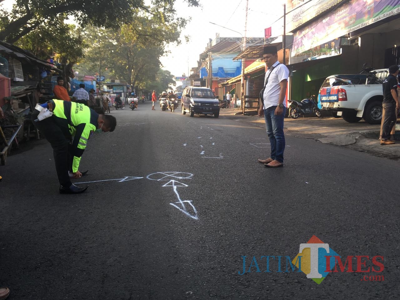 Polisi saat melakukan olah TKP di lokasi kecelakaan (Unit Laka)