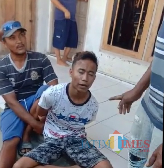 Sahrul Ulum pelaku pencurian di lokasi parkiran pasar Kecik sesaat setelah tertangkap (foto : istimewa / Jatim TIMES)
