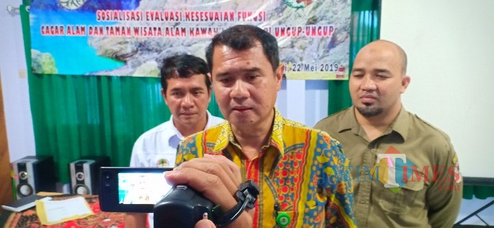 Setyo Utomo Kabid KSDA Wilayah III Jatim didampingi Sumpena (belakang kanan), Kasi Konservasi Wilayah V Banyuwangi. Setyo Raharjo (baju putih) Disparpora Bondowoso.