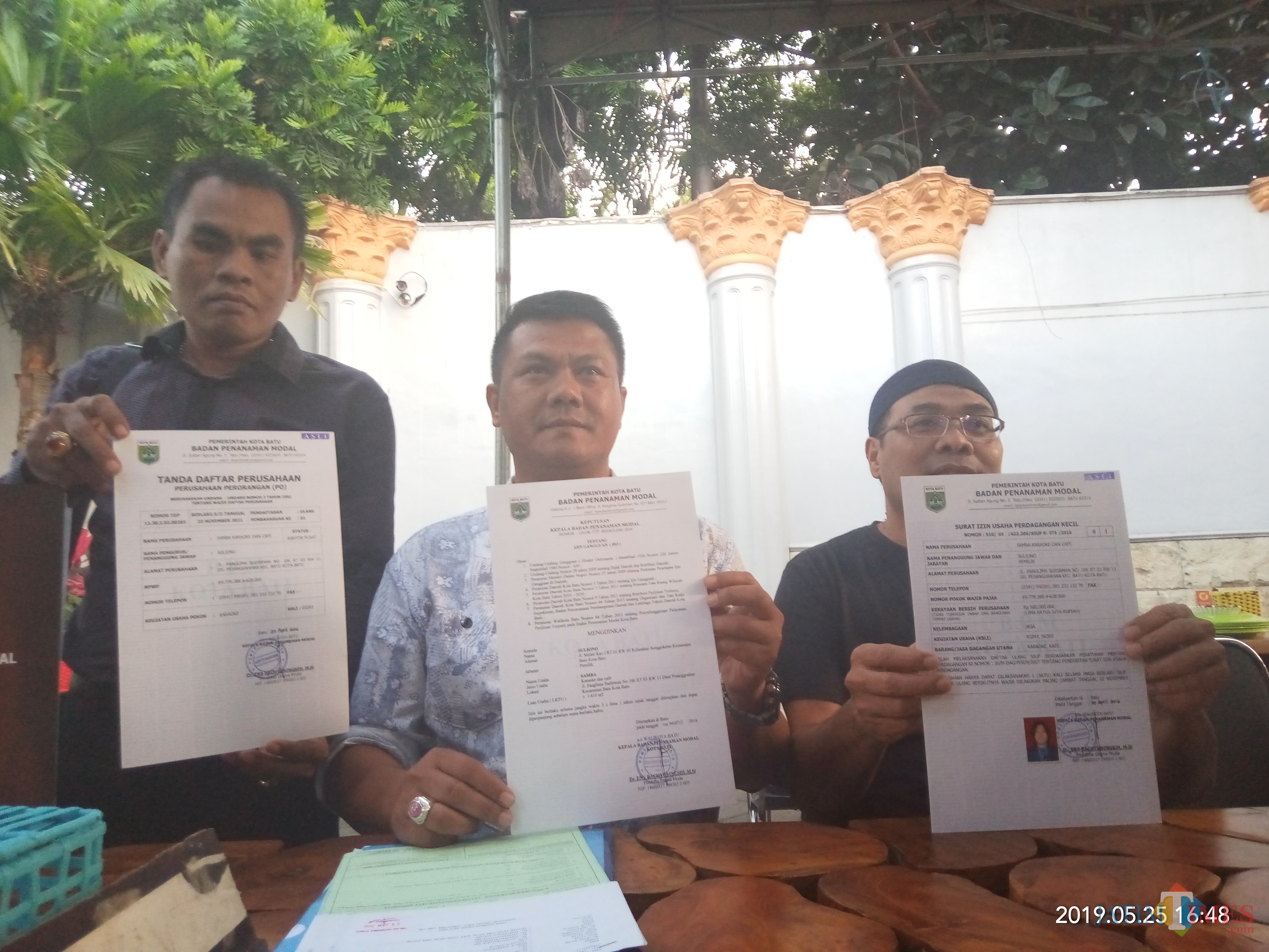 Sumardhan (paling kanan) saat menunjukan beberapa bukti perizinan usaha karaoke Samba. (Anggara Sudiongko/MalangTIMES)