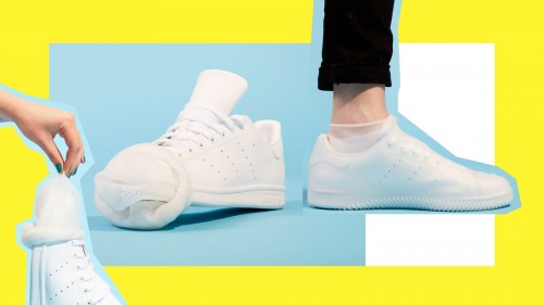 Kondom yang dipakaikan pada sepatu. (Foto: istimewa)