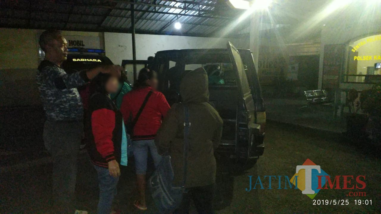 Tiga orang PSK saat diamankan jajaran kepolisian Polsek Karangploso, Kabupaten Malang (Foto : Humas Polres Malang for MalangTIMES)