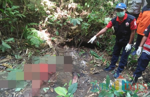 Petugas saat mengevakuasi mayat yang ditemukan di kawasan sungai Desa Sukodadi, Kecamatan Wagir. (Foto : PMI Kabupaten Malang for MalangTIMES)