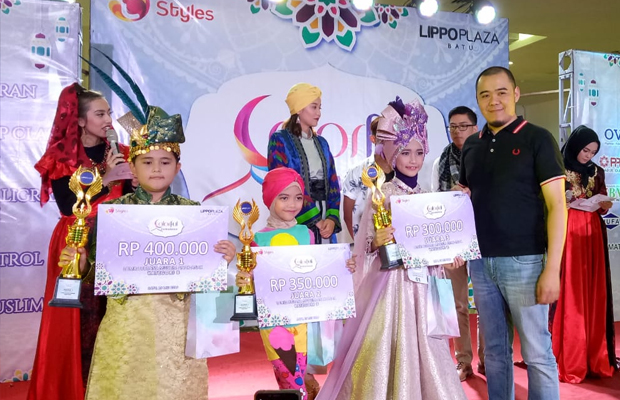 Pakai kaus hitam Azariel Marcomm Lippo Plaza Batu berswafoto bersama para pemenang lomba Busana Muslim Anak anak
