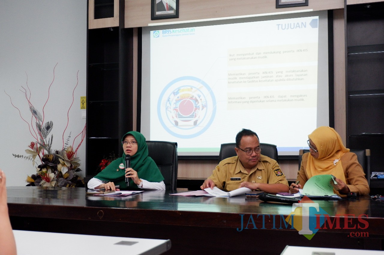 Kepala BPJS Kesehatan Yessi Kumalasari saat menggelar konferensi pers di kantornya. (Eko Arif /JatimTIMES)