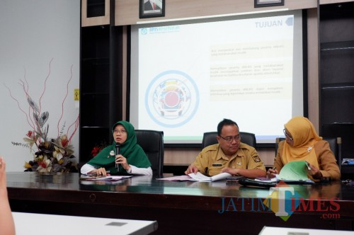 Kepala BPJS Kesehatan Yessi Kumalasari saat menggelar konferensi pers di kantornya. (Eko Arif /JatimTIMES)