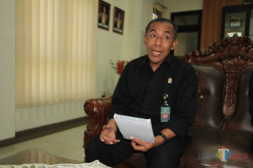 Ketua Pengadilan Agama Kota Probolinggo Edy Afan di kantornya (Agus Salam/Jatim TIMES)