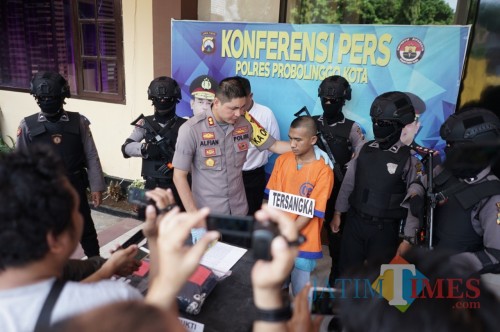 Niman pelaku penganiayaan saat kasusnya di rilis (Agus Salam/Jatim TIMES)