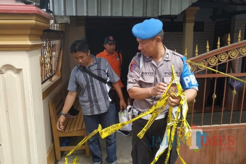 Petugas kepolisian dari Polres Kediri ketika melalukan olah TKP. (Foto: B. Setioko/JatimTIMES)