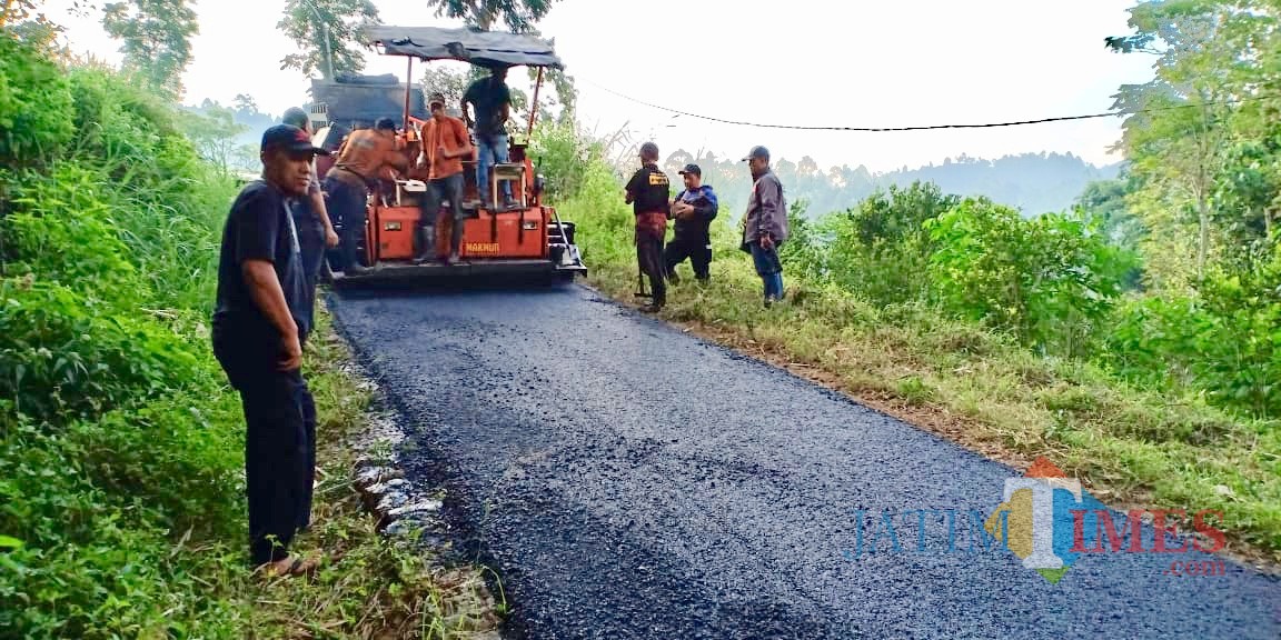 Petugas saat melakukan pengaspalan di Dusun Brau, Desa Sumberejo, Kecamatan Bumiaji. (Foto: istimewa)