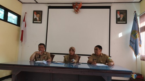 Plt Kepala Barenlitbang Kota Malang, Supriyadi (paling kiri) saat persiapan jelang pemantauan tempat hiburan (Pipit Anggraeni/MalangTIMES).