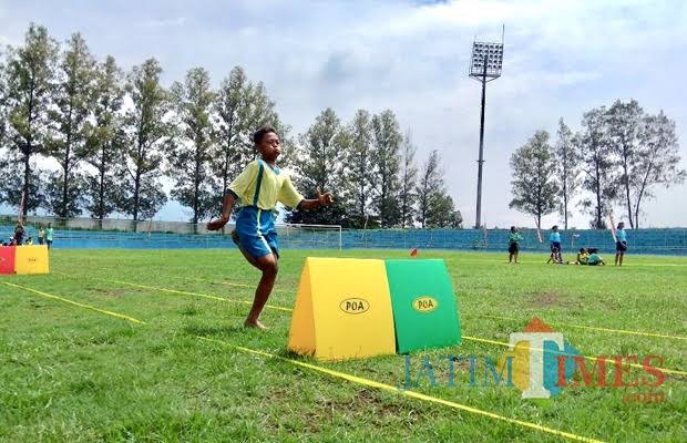 Salah satu peserta yang mengikuti lomba cabang olahraga atletik dalam Pekan Olahraga Kota Batu. (Foto: Irsya Richa/MalangTIMES)