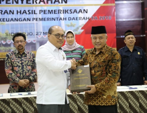 Wabup Malang Sanusi (kanan) menerima opini WTP BPK yang kelima secara berturut-turut (Humas Kab Malang)