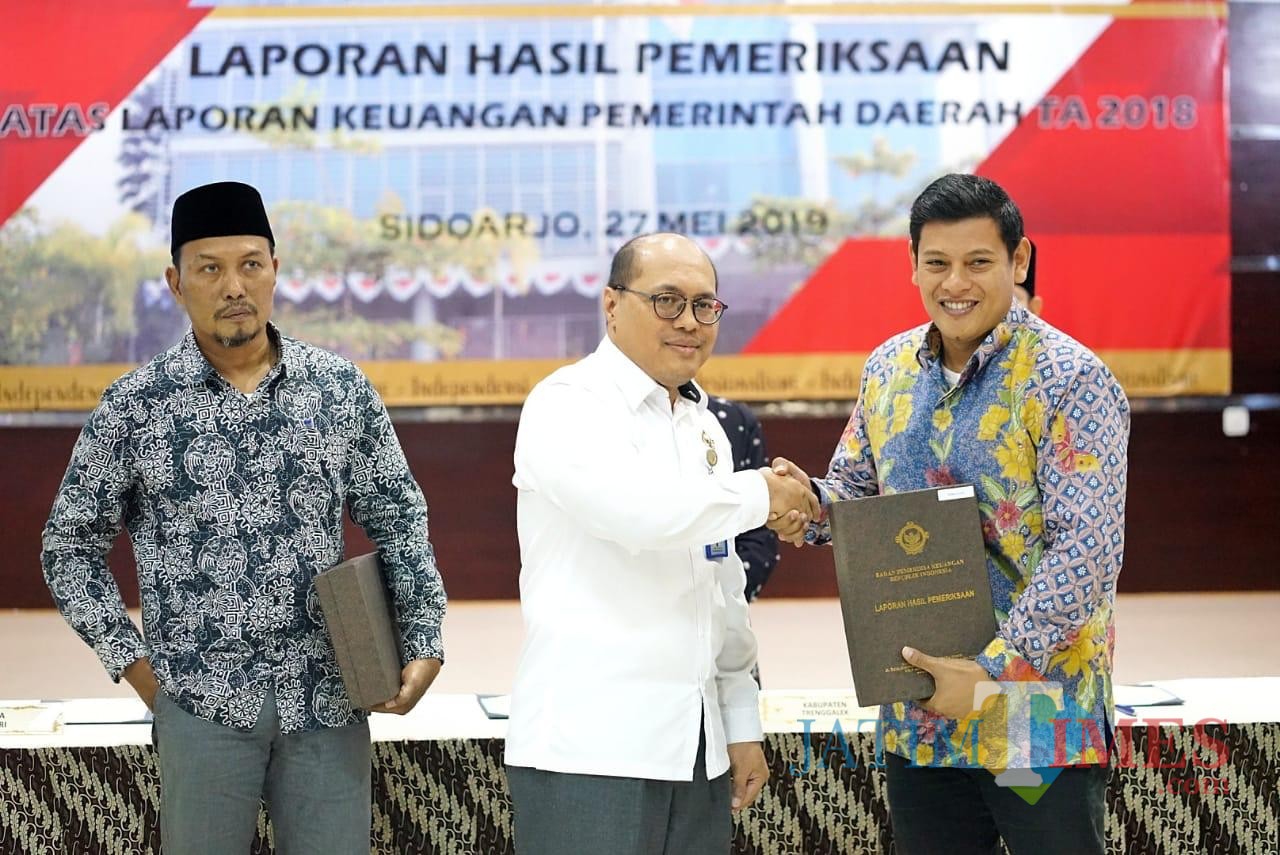 Walikota Kediri Abdullah Abu Bakar menerima LHP yang diserahkan langsung oleh Kepala Perwakilan BPK RI Provinsi Jawa Timur. (ist)