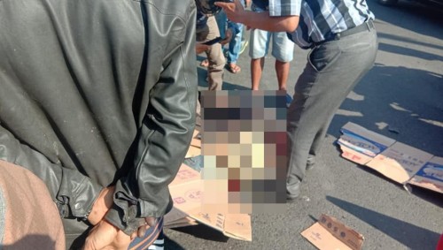Petugas beserta warga saat berupaya mengevakuasi jenasah korban kecelakaan maut ke RSSA Malang, Kecamatan Singosari (Foto : Istimewa)
