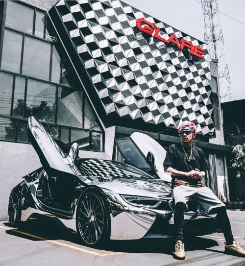 Atta Halilintar dengan mobil mewahnya BMW i8. (Foto: Instagram Atta)
