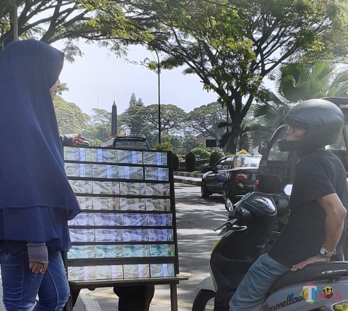 Salah satu lapak jasa penukaran uang di pinggir jalan. (Arifina Cahyanti Firdausi/MalangTIMES)