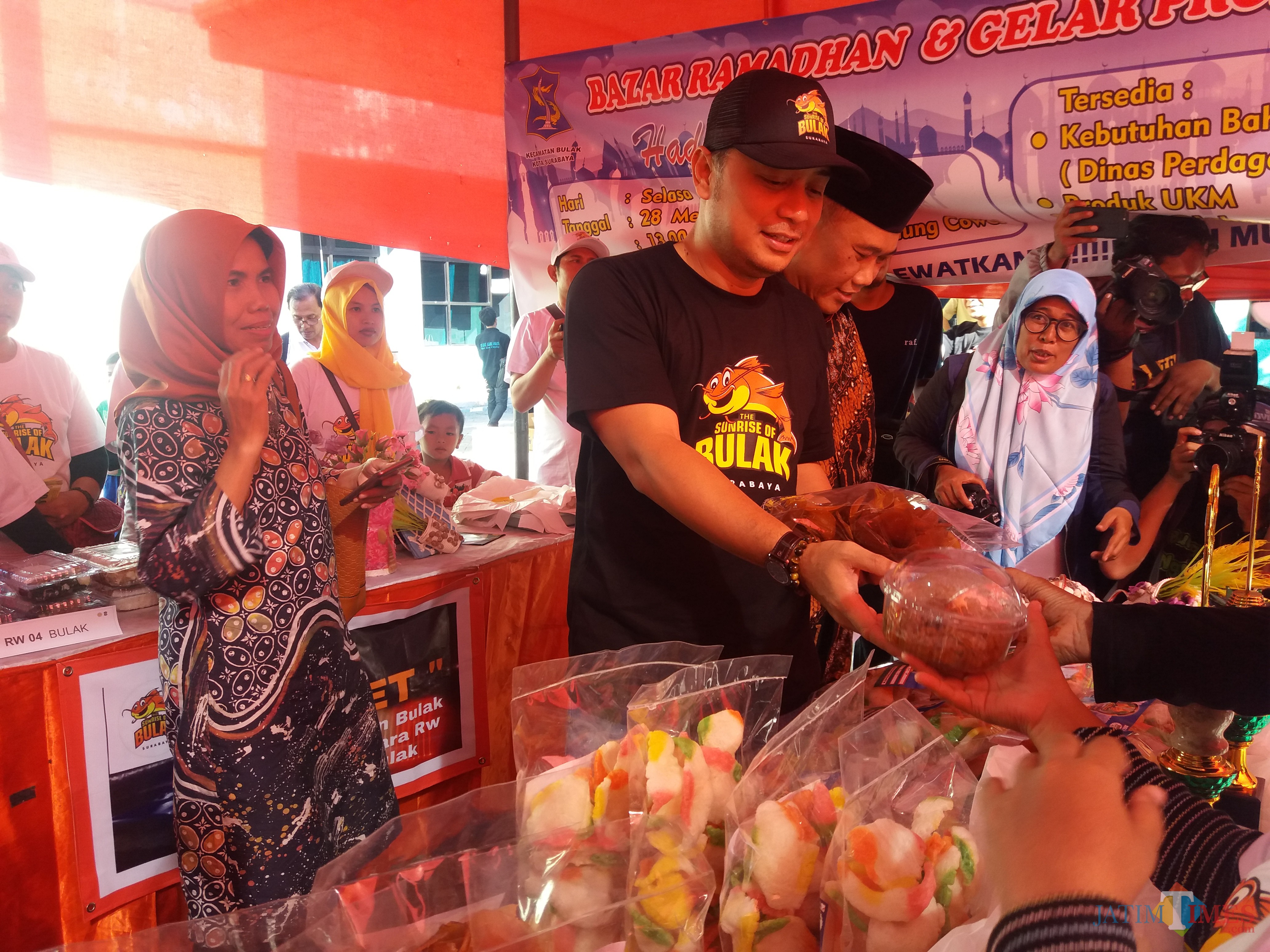 Kepala Bappeko Ery Cahyadi saat membuka sentra UKM di Kecamatan Bulak