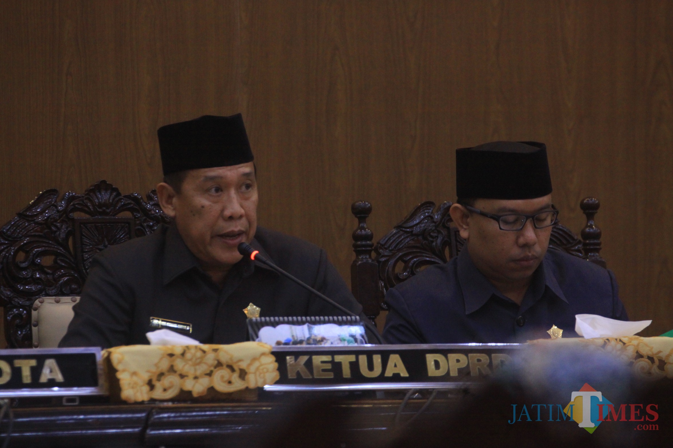 Ketua DPRD Kota Probolinggo Agus Rudiyanto Ghaffur (Kiri) dalam sebuah acara (Agus Salam/Jatim TIMES)