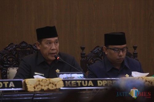 Ketua DPRD Kota Probolinggo Agus Rudiyanto Ghaffur (Kiri) dalam sebuah acara (Agus Salam/Jatim TIMES)