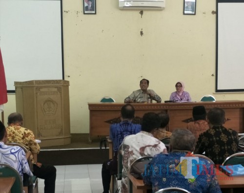 Kepala Disdik Kabupaten Malang M. Hidayat (kiri) bersama Plt Sekretaris Disdik Puji H. dalam rapat dengan pihak sekolah. (MalangTIMES)