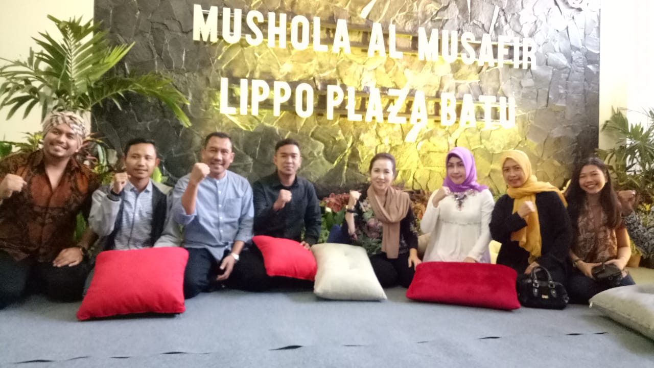 Lima dari kiri pembaca: Fifi Trisjanti Mall Director Lippo Plaza Batu berswafoto bersama usai peresmian Musala Al-Musafir Lippo Plaza Batu