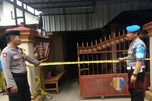 Petugas kepolisian ketika melalukan olah TKP. Foto (B. Setioko/JatimTIMES)