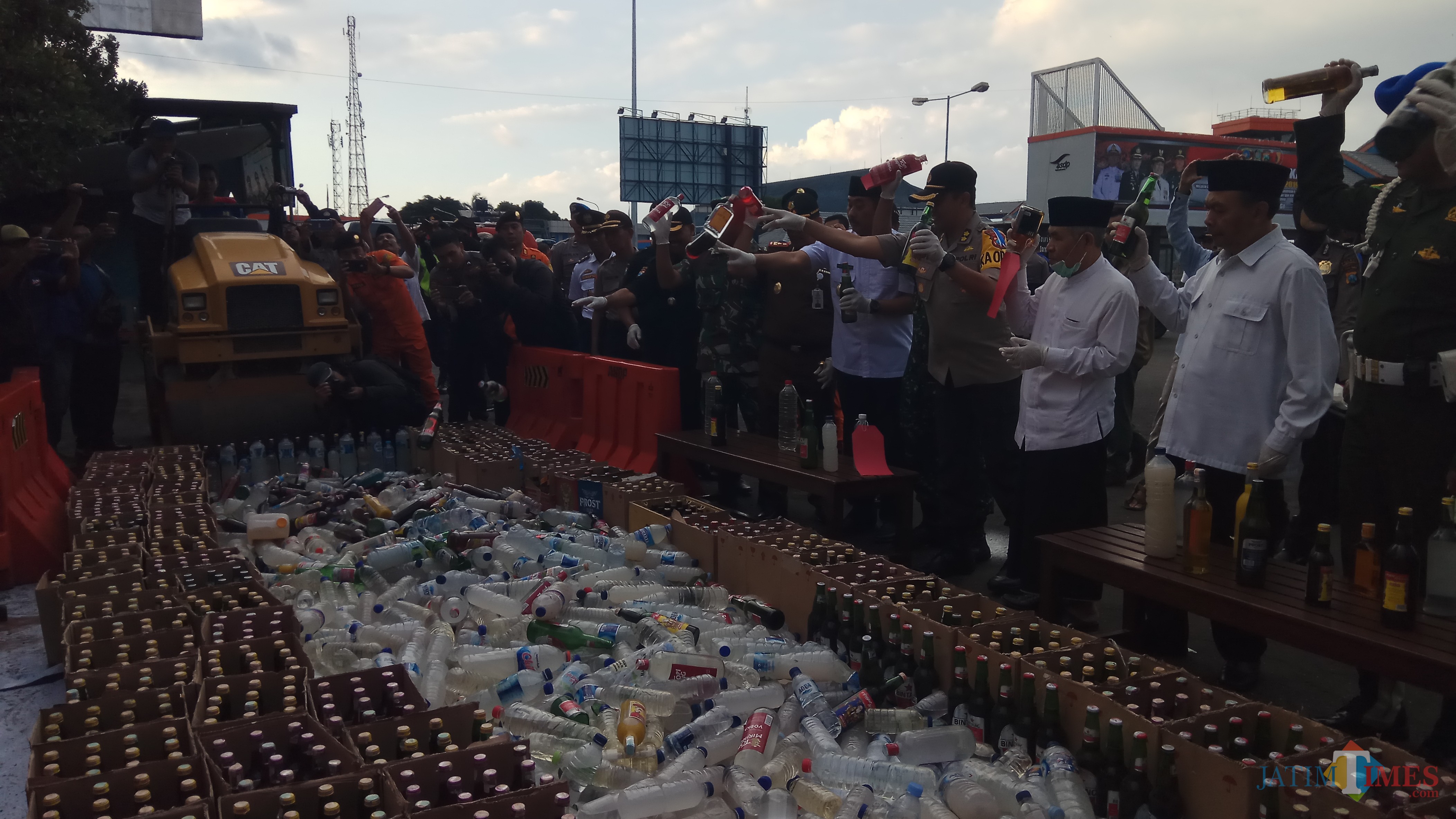 Ribuan botol miras dimusnahkan di area parkir pelabuhan Ketapang