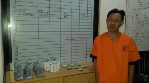 Tersangka bersama bahan peledak yang diamankan petugas Kepolisian.