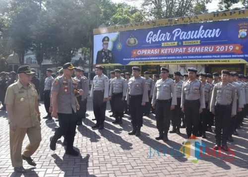 Wabup Malang Sanusi bersama Kapolres Malang saat meninjau kesiapan pasukan dalam gelar operasi ketupat Semeru 2019 di halaman Polres Malang (Nana)