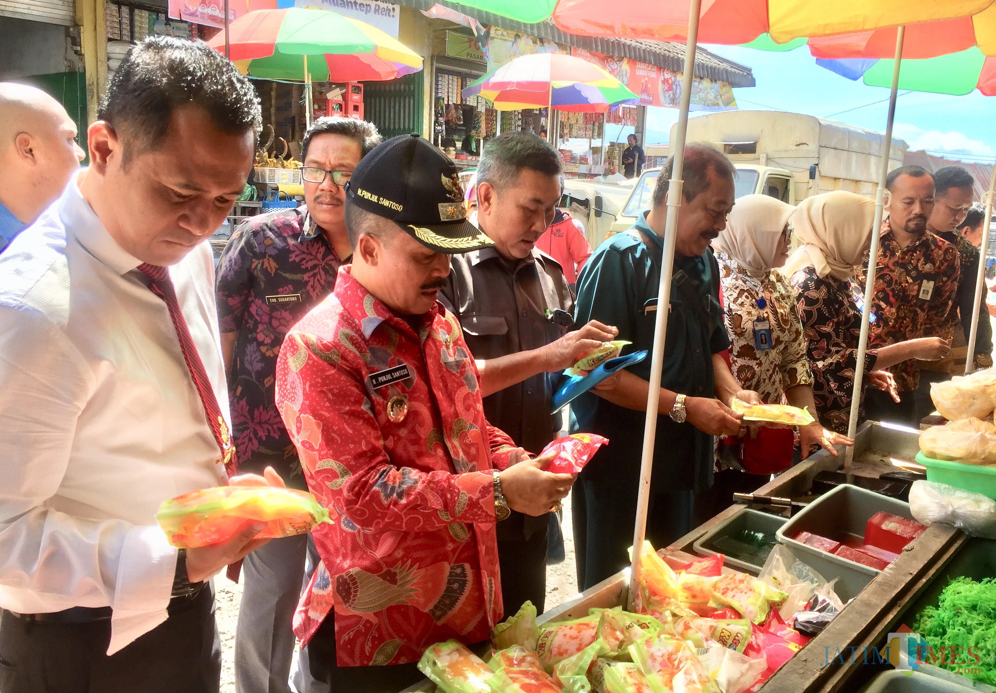 Wakil Wali Kota Batu Punjul Santoso saat melakukan sidak di Pasar Besar Kota Batu (28/5/2019). (Foto: Irsya Richa/MalangTIMES)