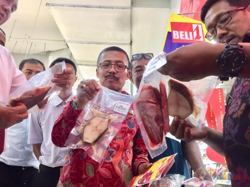 Wakil Wali Kota Batu Punjul Santoso saat menunjukkan ikan kadaluarsa di salah satu supermarket di Kota Batu, Selasa (28/5/2019). (Foto: Irsya Richa/MalangTIMES)