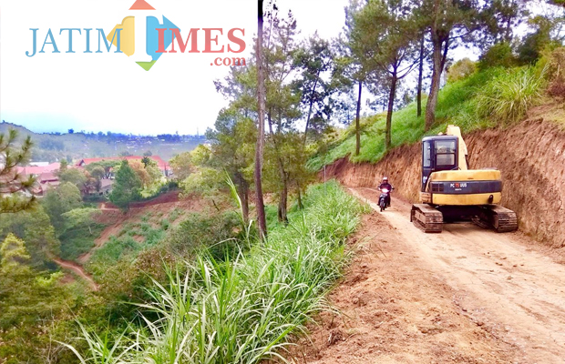 Jalan tembus ditembus Paralayang. (Foto: Irsya Richa/MalangTIMES)