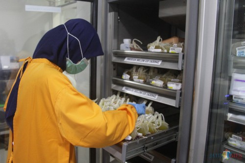 Petugas di UTD PMI Kota Malang tengah melakukan pengecekan stok darah. (Foto: Nurlayla Ratri/MalangTIMES)