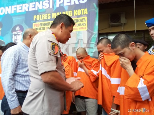 Petugas saat menginterogasi singkat para pelaku kejahatan narkoba maupun perjudian. (Anggara Sudiongko/MalangTIMES)