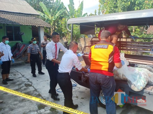 Polisi saat mengevakuasi mayat Nuryati.