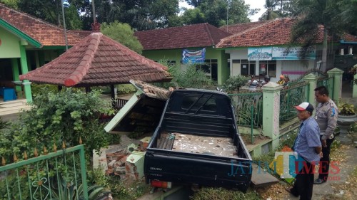 Posisi mobil yang menabrak pagar dan papan nama Desa Kedayunan.