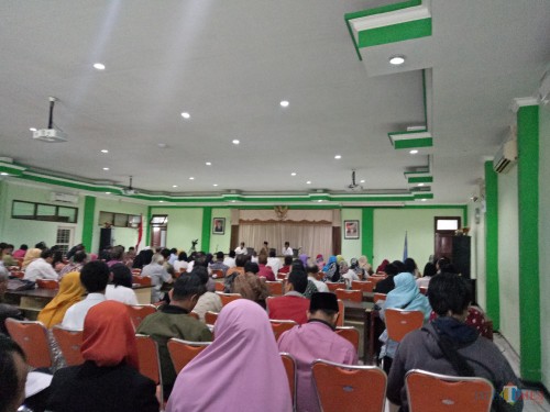 Suasana rapat koordinasi penyelenggara sekolah (ketua yayasan dan kepala sekolah swasta) di aula Dinas Pendidikan. (Foto: Imarotul Izzah/MalangTIMES)