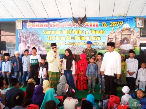 Direksi PT ACA saat memberikan kuis untuk anak-anak yatim (Anggara Sudiongko/MalangTIMES)