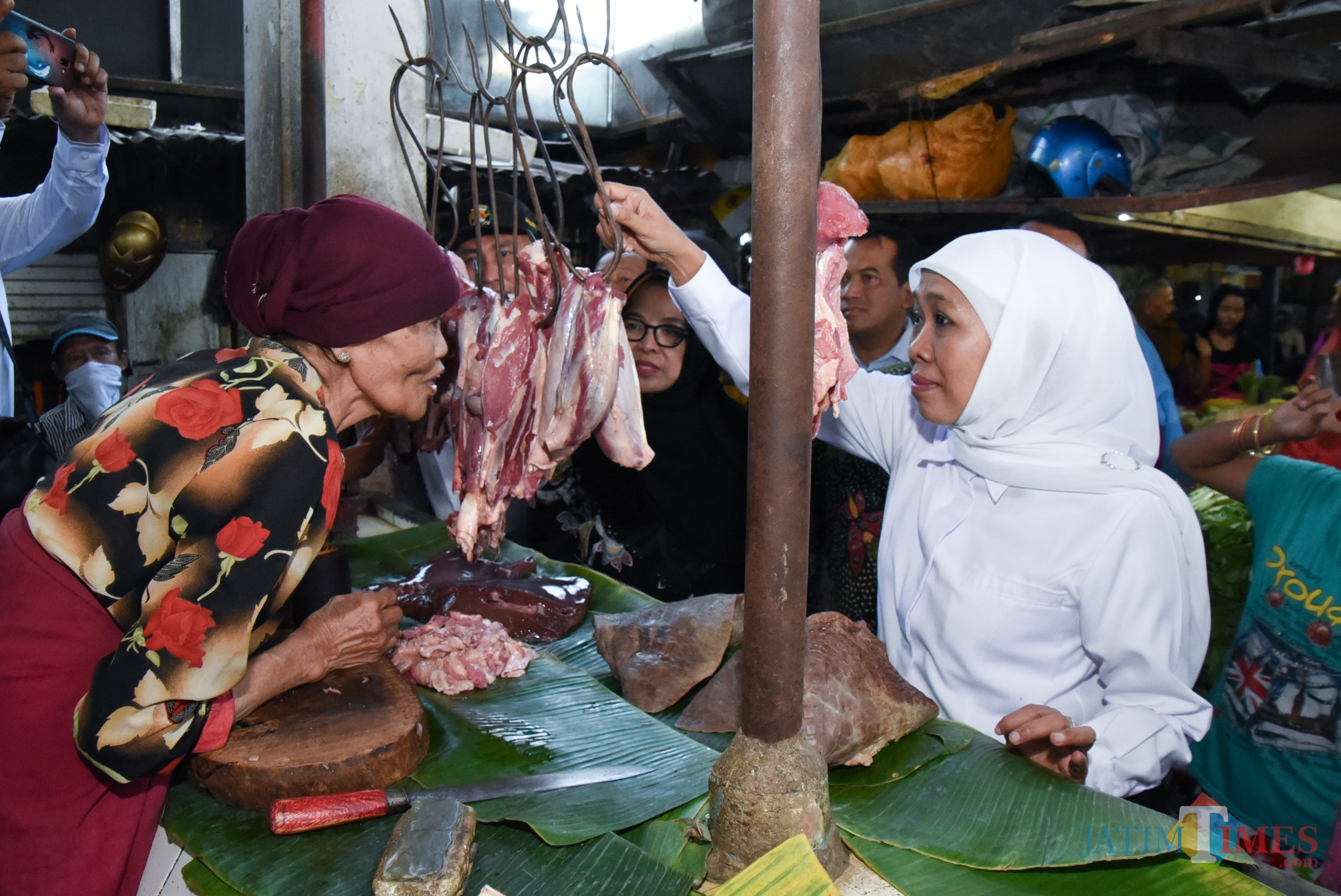 Gubernur Jatim Khofifah ketika sidak di Pasar Pucang, Surabaya