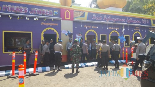 Kapolres Jember AKBP. Kusworo Wibowo saat melakukan sidak Pos Pengamanan di SPBU Klatakan Tanggul (foto : istimewa / Jatim TIMES)