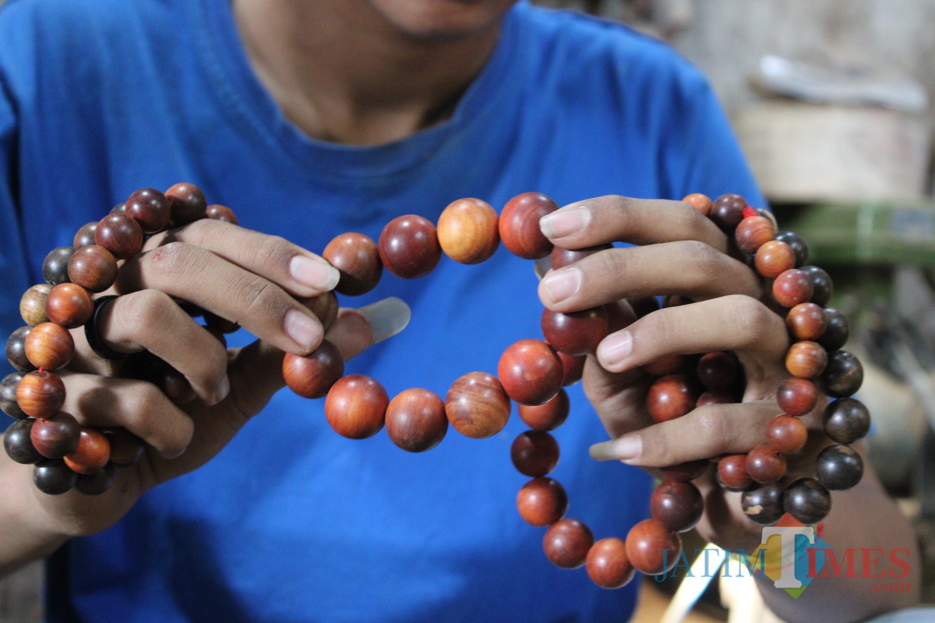 Penampakan gelang kayu gaharu produk Fachrur Rochman yang tembus hingga pasar dunia. (Foto : Adi Rosul / JombangTIMES)