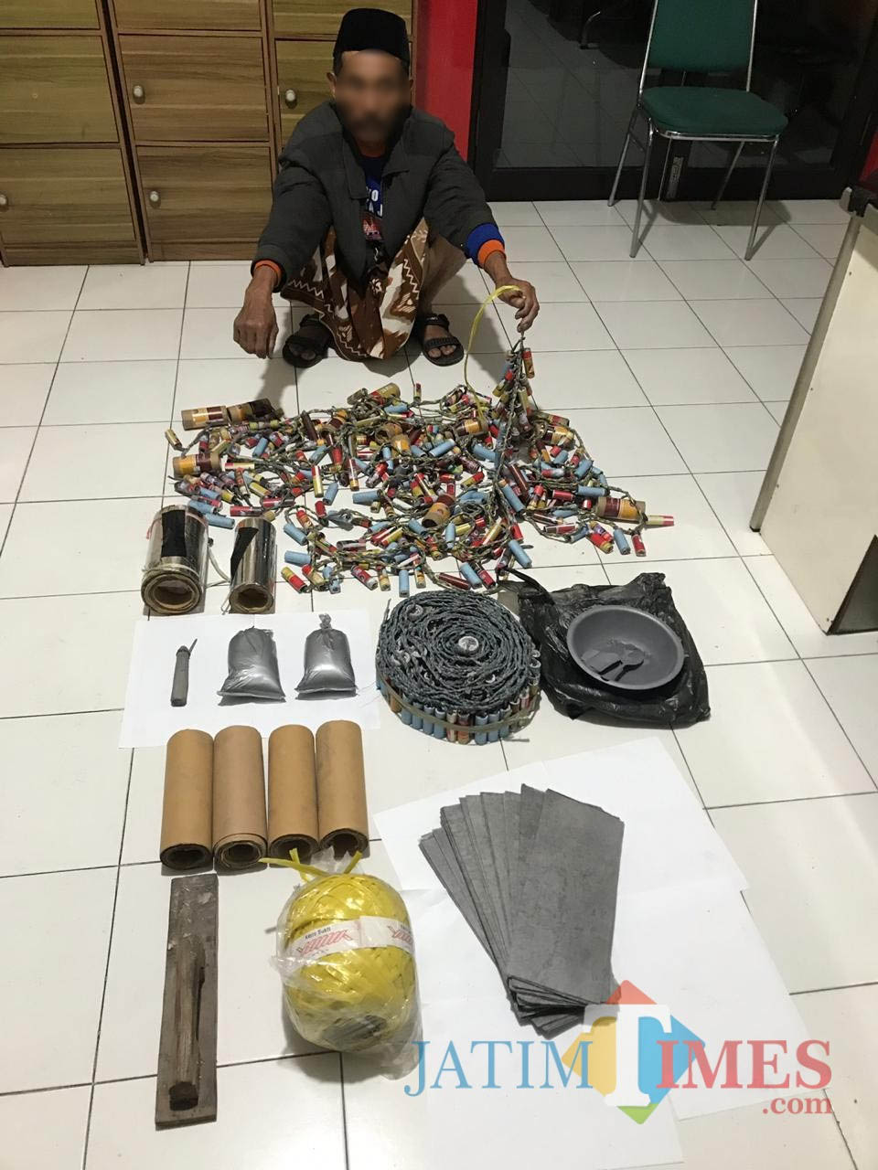 Tosari tersangka beserta barang bukti petasan saat diamankan polisi, Kecamatan Singosari (Foto : Polsek Singosari for MalangTIMES)